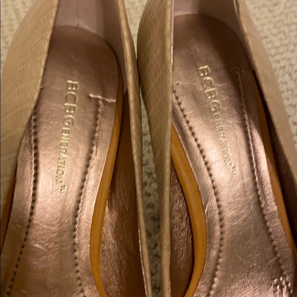*LIKE NEW* BCBGeneration Pacific Platform Pumps - Size 6.5 - Picture 9 of 10